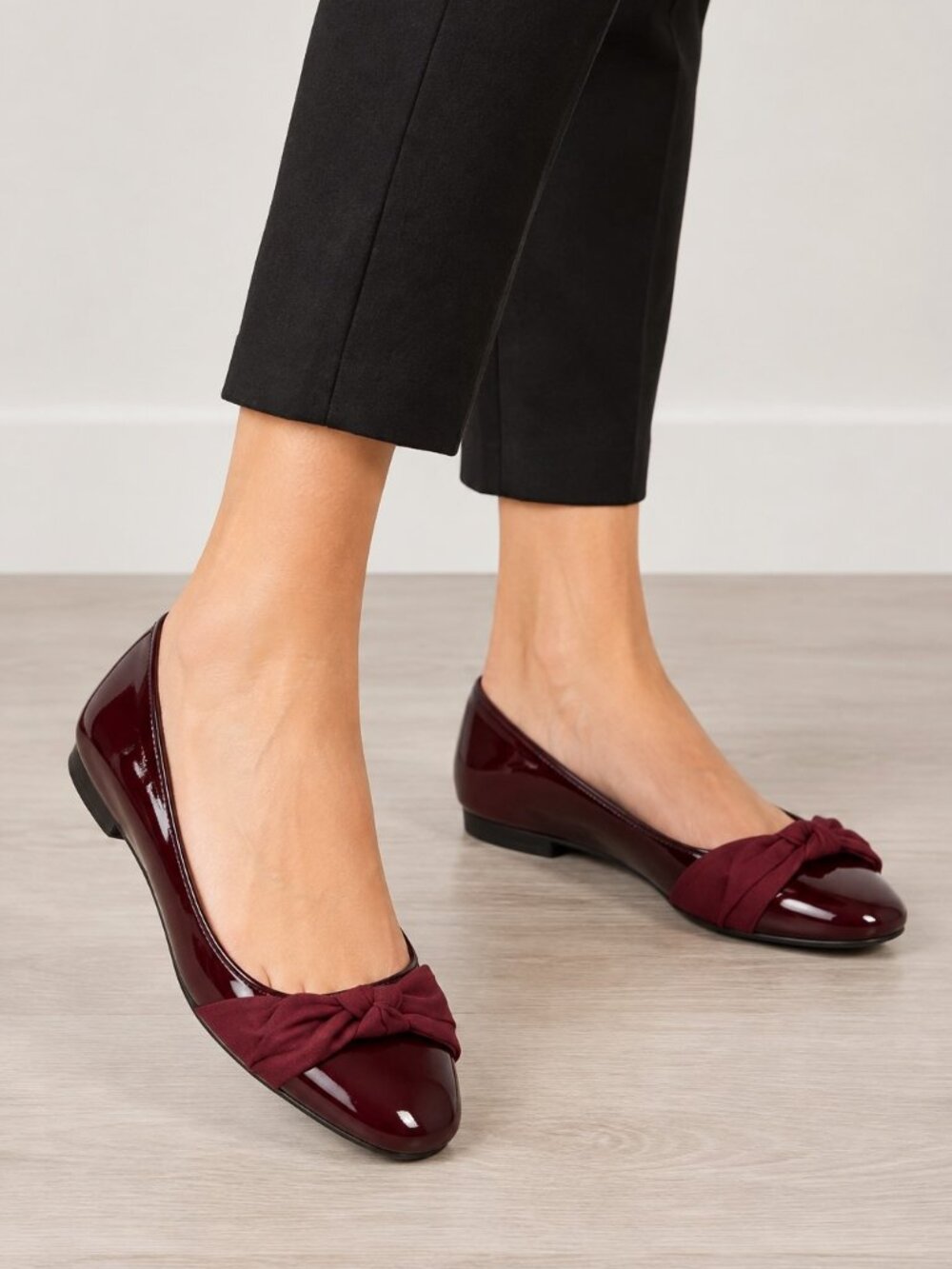 Liz Claiborne Burgundy Patent Leather Ballet Flats Bow Accent Maroon Wine